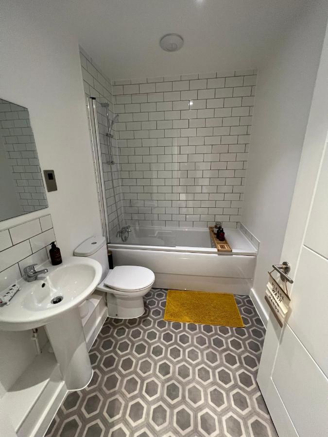 Modern 2 Bedroom Apt Sleeps 6 - Near 格洛斯特 外观 照片