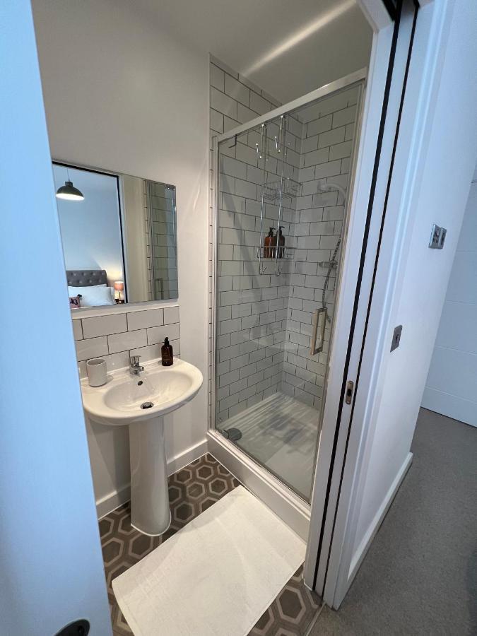 Modern 2 Bedroom Apt Sleeps 6 - Near 格洛斯特 外观 照片